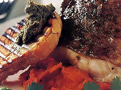 Белая рыба с хуммусом и красным перцем Белая рыба с хуммусом и красным перцем