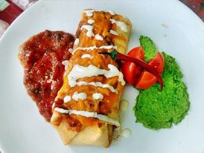 Буррито с курицей, фасолью, в сырной тортилье Буррито с курицей, фасолью, в сырной тортилье