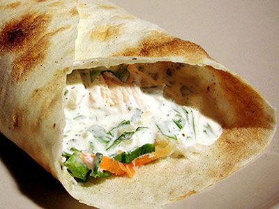 Бутерброд-свёрток с курицей, овощами и соусом Бутерброд-свёрток с курицей, овощами и соусом