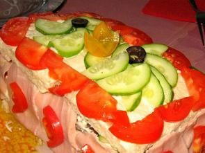 Бутербродный тортик "Мясной" Бутербродный тортик "Мясной"