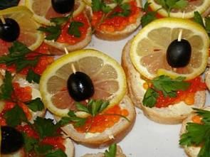 Бутерброды с красной икрой "Кораблики" Бутерброды с красной икрой "Кораблики"