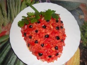 Cалат из курицы с помидорами, кукурузой и сухариками Cалат из курицы с помидорами, кукурузой и сухариками