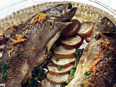 Форель, запеченная с картофелем и брокколи Форель, запеченная с картофелем и брокколи