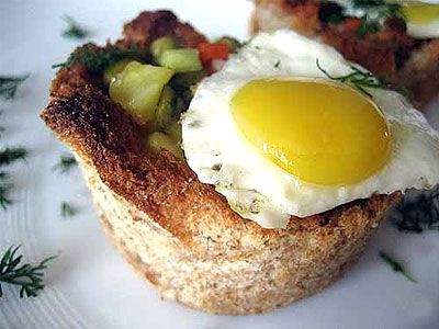 Гнезда из хлеба с овощами и яйцами Гнезда из хлеба с овощами и яйцами