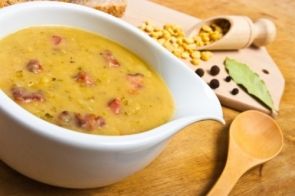 Гороховый суп с курицей и беконом в мультиварке Гороховый суп с курицей и беконом в мультиварке