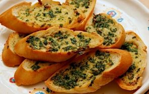 Гренки с чесночным маслом к овощам гриль