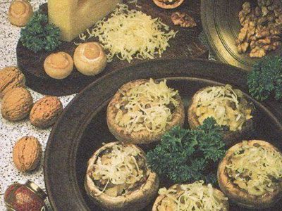 Грибы фаршированные сыром и орехами Грибы фаршированные сыром и орехами