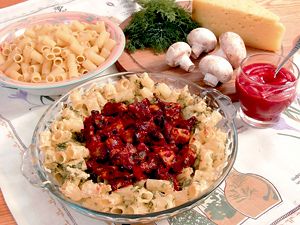 Грибы под томатным соусом с макаронами Грибы под томатным соусом с макаронами