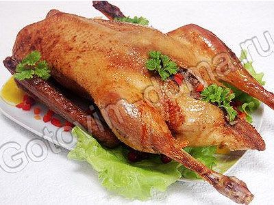Гусь, фаршированный печенкой и грибами Гусь, фаршированный печенкой и грибами