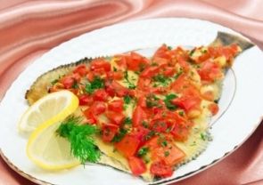 Камбала в фольге со сметаной, сыром и помидорами Камбала в фольге со сметаной, сыром и помидорами