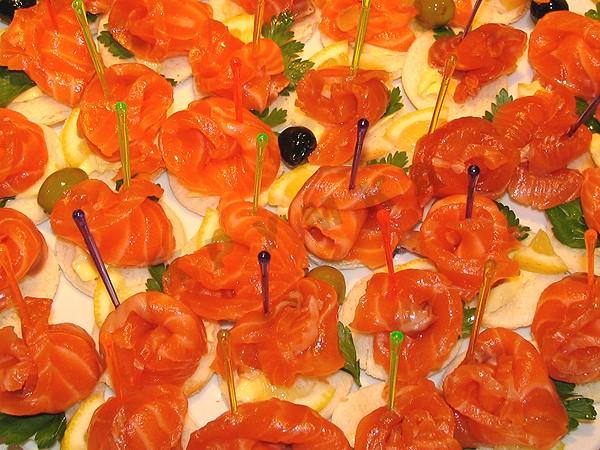 Канапе из баклажанов и копченой мойвы Канапе из баклажанов и копченой мойвы