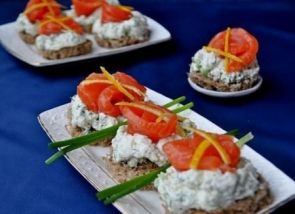 Канапе закусочные с красной рыбой и сырным кремом Канапе закусочные с красной рыбой и сырным кремом