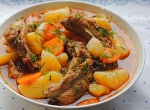 Картофель с копчеными ребрышками в мультиварке