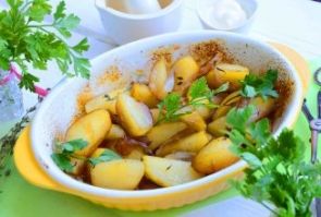 Картофель, запеченный с красным луком Картофель, запеченный с красным луком