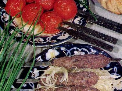Кийма кабоб — шашлык из рубленного мяса Кийма кабоб — шашлык из рубленного мяса