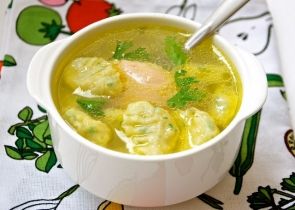 Клецки шпинатные с куриным бульоном Клецки шпинатные с куриным бульоном