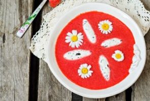 Клубничный суп с творожными клецками Клубничный суп с творожными клецками