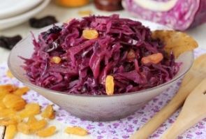 Краснокочанная капуста с изюмом и черносливом в мультиварке Краснокочанная капуста с изюмом и черносливом в мультиварке