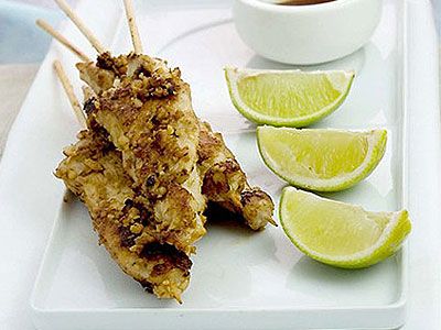 Курица на шпажках с орехами кешью Курица на шпажках с орехами кешью