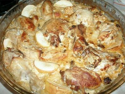 Курица с изюмом под сметанным соусом Курица с изюмом под сметанным соусом