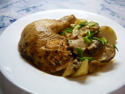 Курица, запеченная с картофелем и грибами Курица, запеченная с картофелем и грибами
