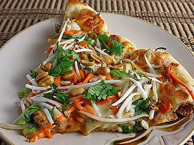 Куриная тайская пицца с пряным арахисовым соусом Куриная тайская пицца с пряным арахисовым соусом