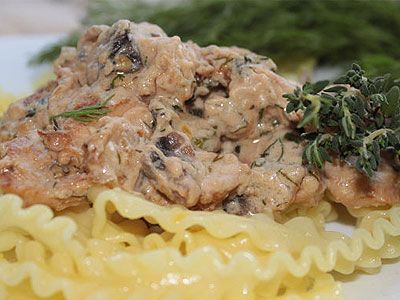 Куриное филе в сливочной подливке с шампиньонами и тимьяном Куриное филе в сливочной подливке с шампиньонами и тимьяном
