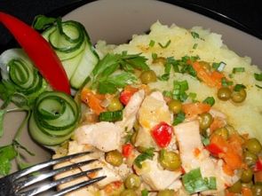 Куриное филе в сметанном соусе с зеленым горошком Куриное филе в сметанном соусе с зеленым горошком