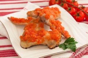 Куриные крылышки под томатно-чесночным соусом Куриные крылышки под томатно-чесночным соусом