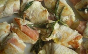 Куриные рулетики с колбасой Куриные рулетики с колбасой