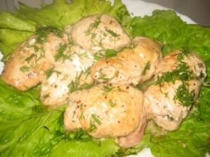 Куриные рулетики с сыром и зеленью в мультиварке Куриные рулетики с сыром и зеленью в мультиварке
