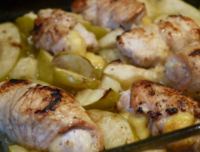 Куриные рулетики с сыром, запеченные с яблоками Куриные рулетики с сыром, запеченные с яблоками