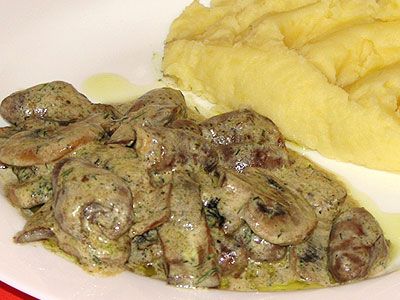 Куриные сердечки с грибами в сметане