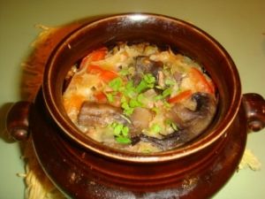 Квашеная капуста с грибами в горшочке Квашеная капуста с грибами в горшочке