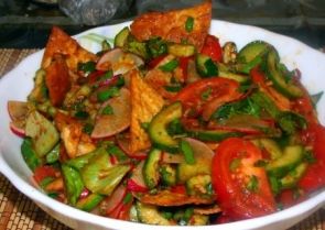 Ливанский салат "Фаттуш" (Fattoush) с чипсами из лаваша Ливанский салат "Фаттуш" (Fattoush) с чипсами из лаваша