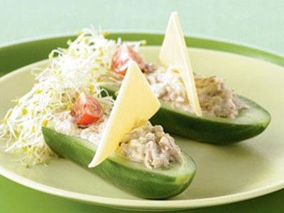 Лодки из огурцов с сырными парусами Лодки из огурцов с сырными парусами