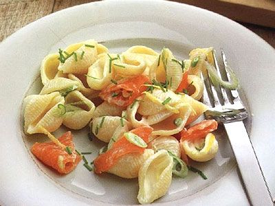 Макароны с копченым лососем и сметаной Макароны с копченым лососем и сметаной