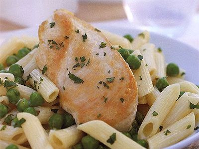 Макароны с куриным филе и зеленым горошком Макароны с куриным филе и зеленым горошком