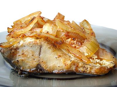 Макрель, запеченая с луком и томатом Макрель, запеченая с луком и томатом