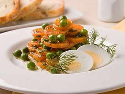 Морковь тушенная с зеленым горошком и укропом Морковь тушенная с зеленым горошком и укропом
