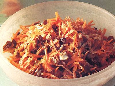 Морковный салат с имбирем, орехами и изюмом Морковный салат с имбирем, орехами и изюмом