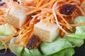 Морковный салат с изюмом и яблоками Морковный салат с изюмом и яблоками