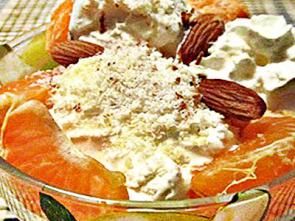 Мороженное с взбитыми сливками и мандарином. Мороженное с взбитыми сливками и мандарином.