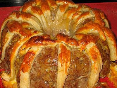 Мясное кольцо из фарша, яиц и слоеного теста Мясное кольцо из фарша, яиц и слоеного теста