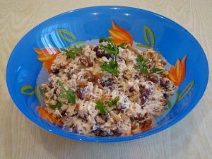 Мясной салат с грибами и фасолью