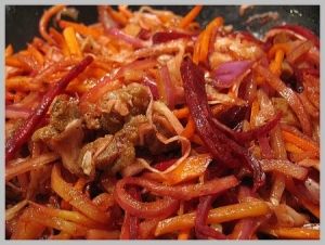 Мясной салат с сырыми овощами Мясной салат с сырыми овощами