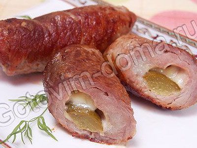 Мясные рулетики с сыром и маринованным огурцом Мясные рулетики с сыром и маринованным огурцом