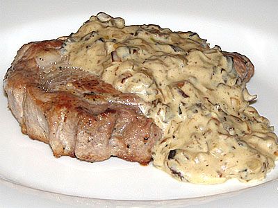 Мясо под сливочно-грибным соусом Мясо под сливочно-грибным соусом