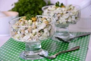 Огуречный салат с горошком и сельдереем Огуречный салат с горошком и сельдереем