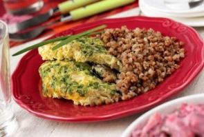 Омлет с куриной печенью и зелёным луком в мультиварке
